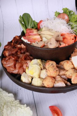 Sebze ile et ile sıcak pot.