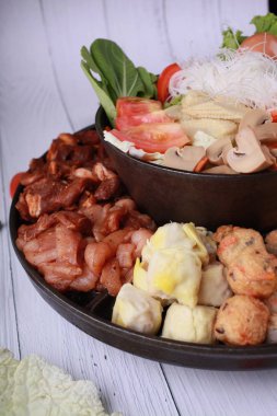 Sebze ile et ile sıcak pot.