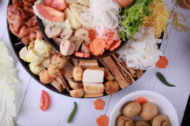 Sebze ile et ile sıcak pot.