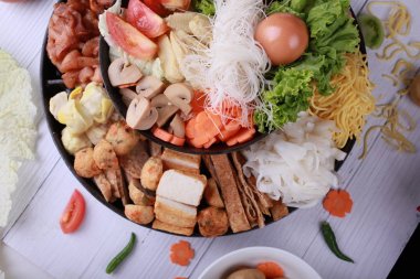 Sebze ile et ile sıcak pot.