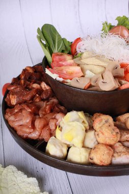 Sebze ile et ile sıcak pot.