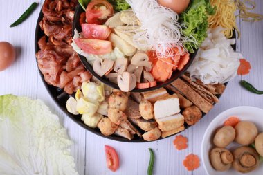 Sebze ile et ile sıcak pot.