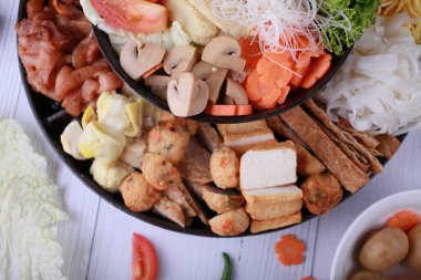 Sebze ile et ile sıcak pot.