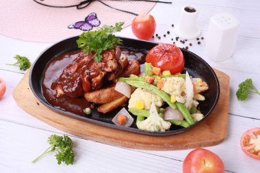 Taş plaka sos ile ızgara tavuk.