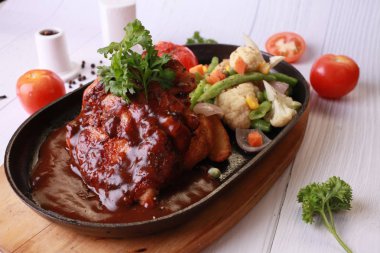 Taş plaka sos ile ızgara tavuk.