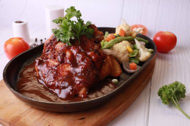 Taş plaka sos ile ızgara tavuk.