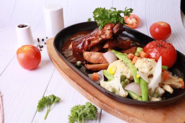 Taş plaka sos ile ızgara tavuk.