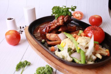 Taş plaka sos ile ızgara tavuk.