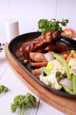 Taş plaka sos ile ızgara tavuk.