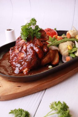 Taş plaka sos ile ızgara tavuk.