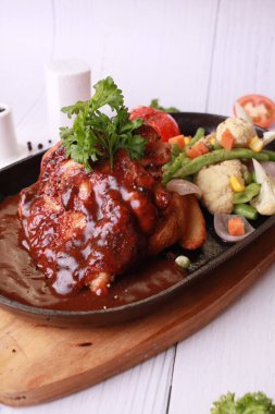 Taş plaka sos ile ızgara tavuk.