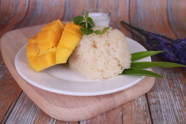 Tay tatlı, yapışkan pirinç ile mango.