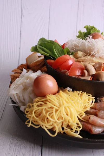 Sebze ile et ile sıcak pot.