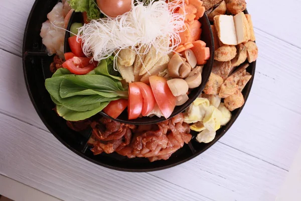 Sebze ile et ile sıcak pot.