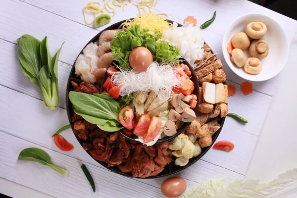 Sebze ile et ile sıcak pot.