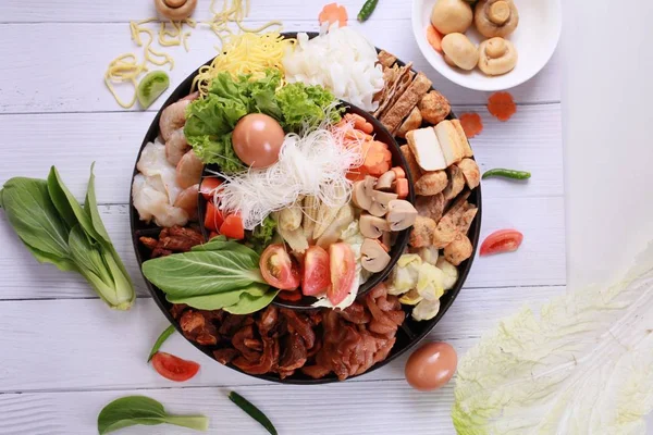 Sebze ile et ile sıcak pot.