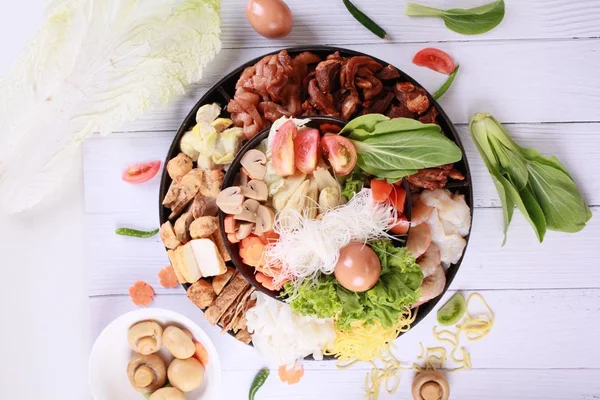 Sebze ile et ile sıcak pot.