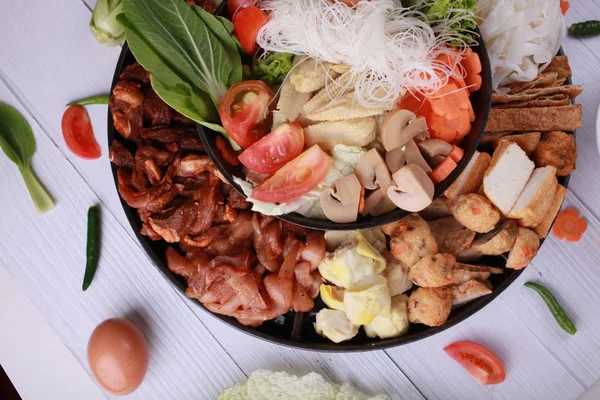 Sebze ile et ile sıcak pot.