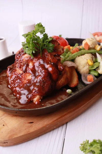 Taş plaka sos ile ızgara tavuk.