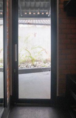 Odanın duvarında asılı duran duvarlar ve dışarıdan dışarı açılan kapılar.