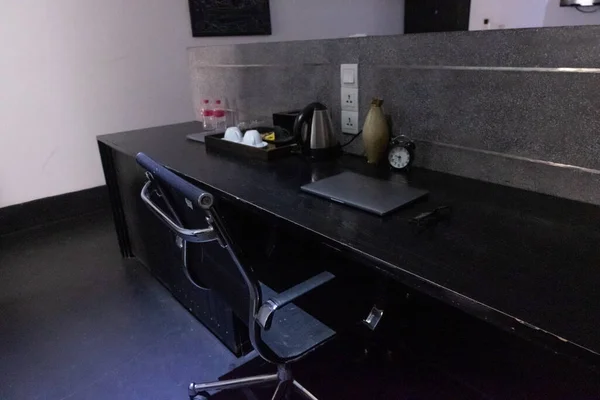 Ruang Kantor Dengan Laptop Dan Jam Dan Pembuatan Teh Ditetapkan — Stok Foto