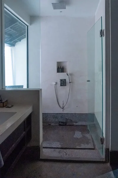 Prysznic Wewnątrz Wysokim Szklanym Oknem Drzwiami — Zdjęcie stockowe