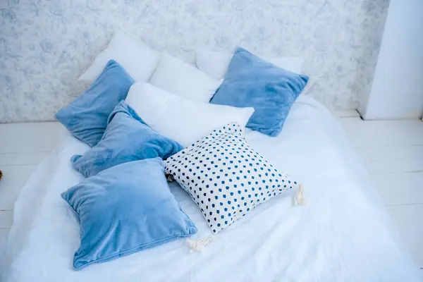 ベッドの上で白と青の枕 白いベッドリネン ベッドと寝具付きのベッドルーム — ストック写真