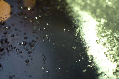 Siyah arkaplanda soyut simler var. Seçici odak, gürültü efekti ve tonlama ile resim