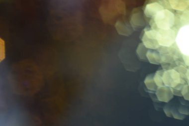 Siyah arkaplanda soyut simler var. Seçici odak, gürültü efekti ve tonlama ile resim