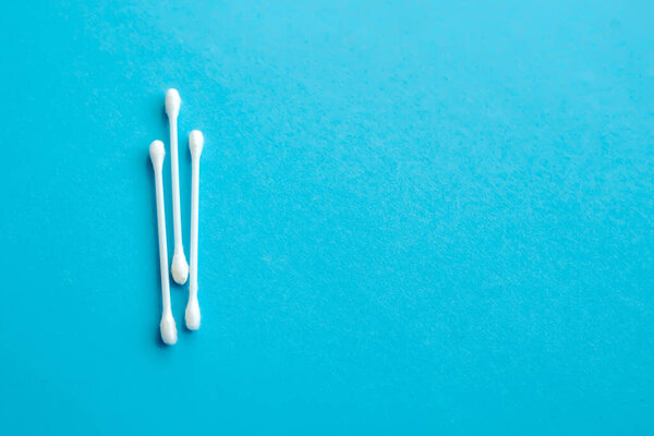 Хлопчатобумажные мазки на синем фоне. Закрывай. Изображение с выборочной фокусировкой, эффектом шума и тонировкой. Вид сверху. Плоский лежал.