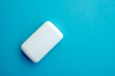 Beyaz sabun, mavi fotokopi arkaplanda izole edilmiş. Düz katman. Üst görünüm.