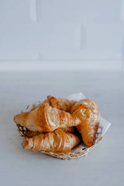 Croissants caseiros recém-assados em uma mesa rústica cinza. Croissant pão em madeira, vista superior. França comida e pequeno-almoço. — Fotografia de Stock