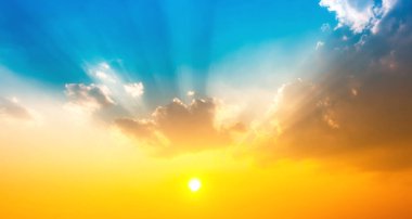 turuncu güneş ışığı mavi gökyüzünde güneş ışınlarıyla