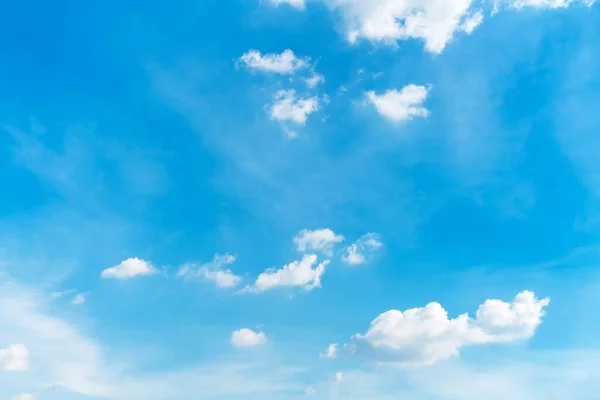 風と共に青空に浮かぶ柔らかくて塵の雲 — ストック写真