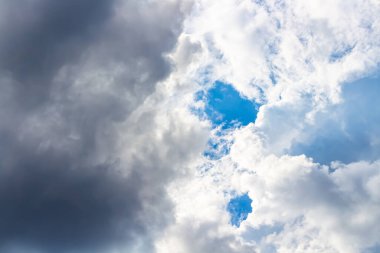 Bulutlu karanlık ve parlak gökyüzü