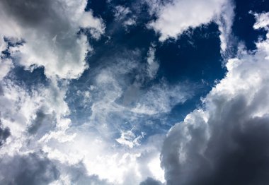 Parlak ışık ve bulutlu bulutlu mavi gökyüzü