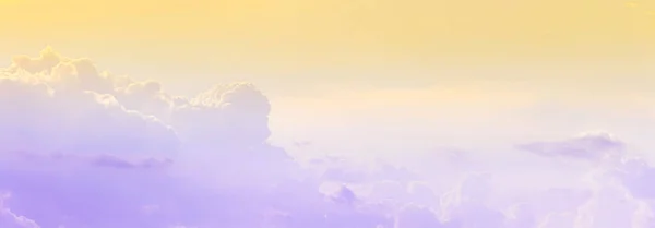 Luce Del Sole Gialla Sul Cielo Con Colore Viola Nuvole — Foto Stock