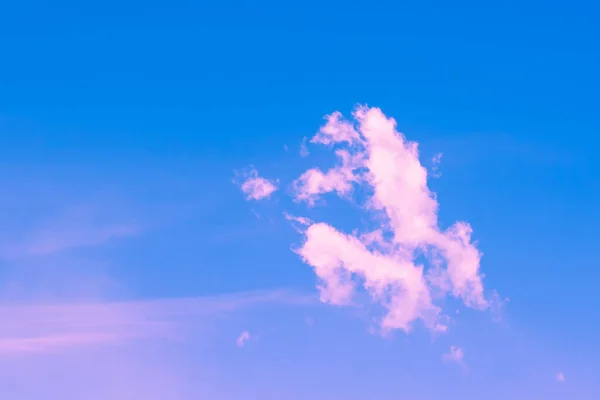 Nuvens Rosa Suaves Céu Azul Com Vento — Fotografia de Stock