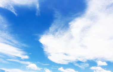 Mavi gökyüzünde rüzgarlı yumuşak bulutlu