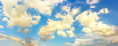 Sarı güneş ışığı yumuşak beyaz bulutlu mavi gökyüzünde