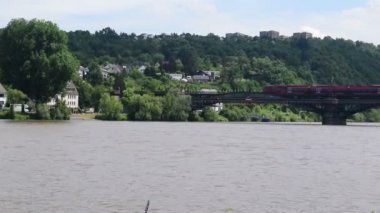 Guels pitoresk kasaba Mosel Nehri geçerken Alman demiryolu yolcu treni.