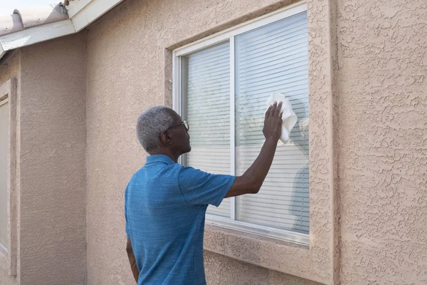 Senior Man Washing Home Windows Summer Season Spring Cleaning — Stock Photo, Image