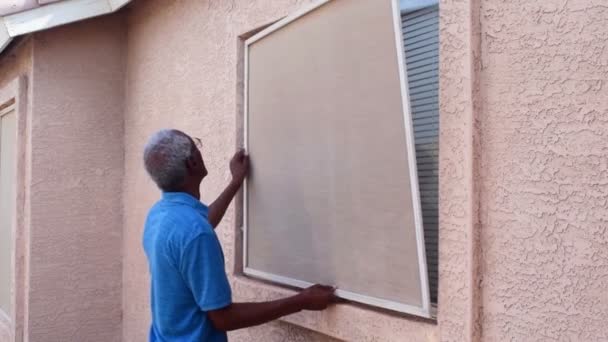 Starszy Mężczyzna Instalacji Ekranie Okno Dom — Wideo stockowe