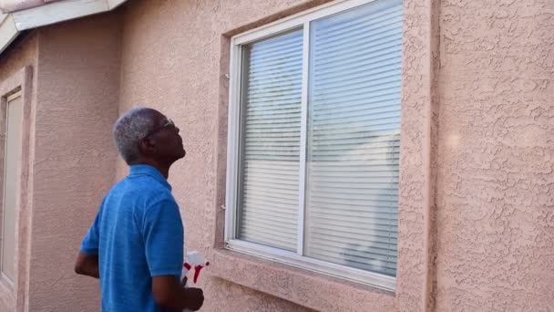 Ein Älterer Mann Wäscht Die Fenster Seines Hauses Für Die — Stockvideo
