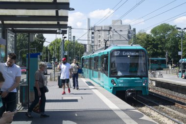  Bockenheim, Almanya - 6 Temmuz 2018: 19 yüzyılın başlarında adı u-bahn demiryolu sistemi var. Trenler ün üzerinde çalışan ve Frankfurt alan ve banliyöleri ile yeraltı. Havai enerji hatları yaklaşık 15.000 volt vardır.