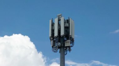 Zaman atlamalı Mesa, az bir hücre kule mavi bir gökyüzü ve bulutlar.