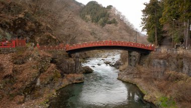 Nikko Japonya 'da nehrin üzerindeki kutsal kırmızı ahşap köprü