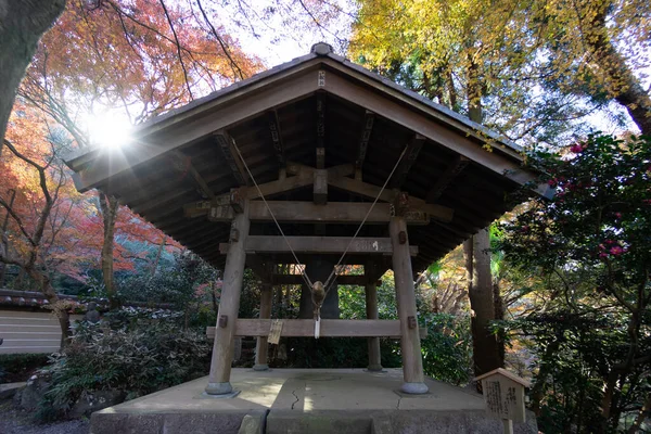 Bronzový Zvon Dřevěné Stavbě Část Japonské Svatyně Kamakura Japonsku — Stock fotografie