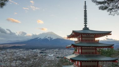 Mt. Fuji ve Chureito pagoda şafakta
