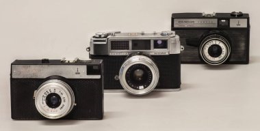 Üç eski analog kameralar